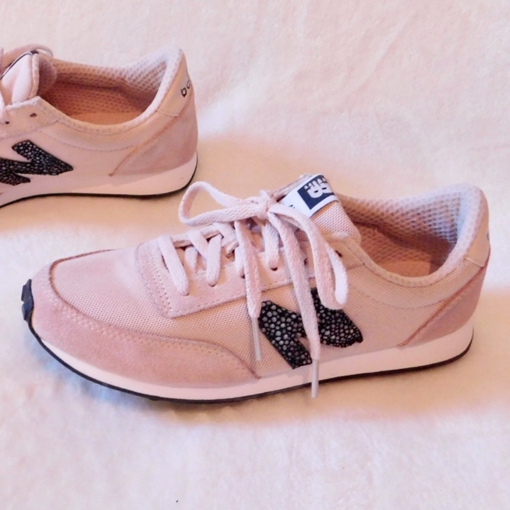 NEW BALANCE WOMENS LIGHT PINK RUNNING SHOES